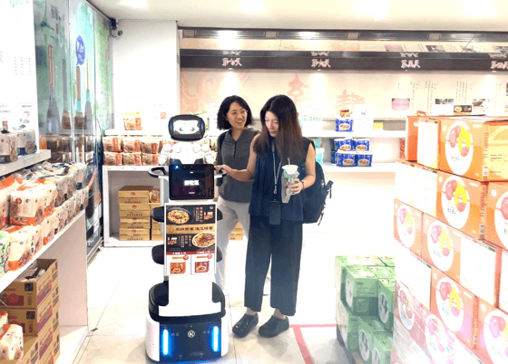 AI-powered tour guide robots provide multilingual services in sightseeing and souvenir markets.