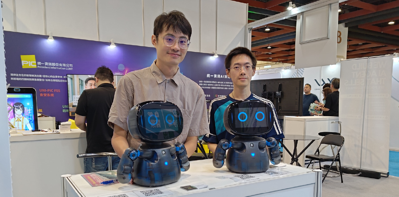 AI WAVE SHOW 2025展示会にて、Cobinyiu Creativityのチームメンバー2名とKebbiロボット2台。