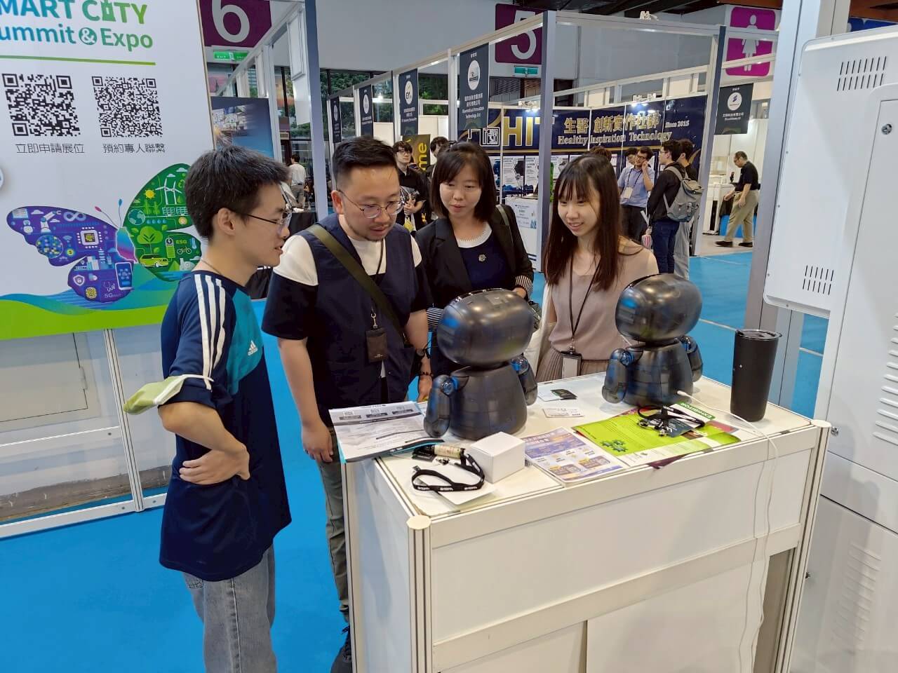 AI WAVE SHOW 2025では、来場者が2台のKebbiロボットと交流しています。