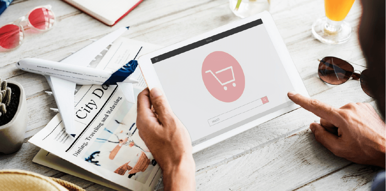 タブレットを使ってECサイト商品を検索する消費者